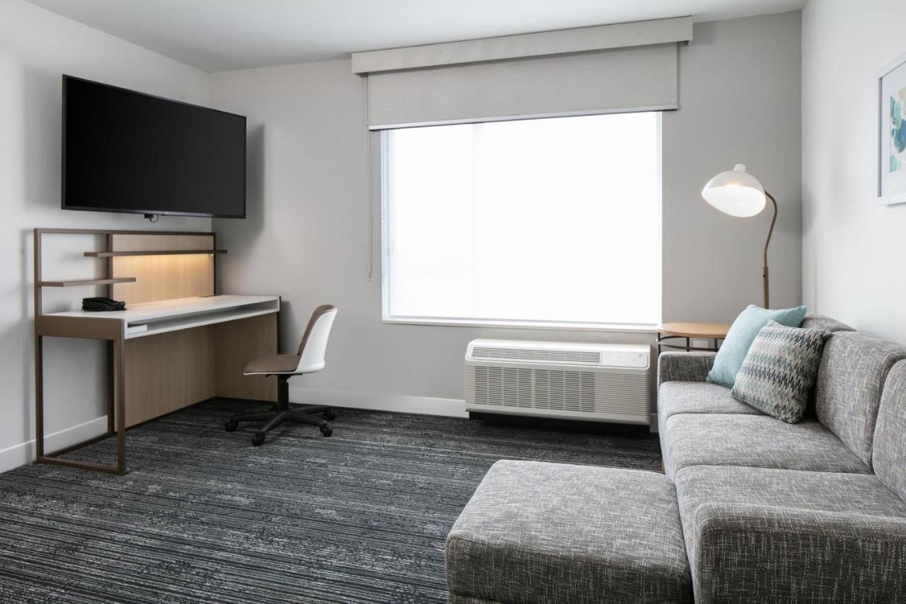 Towneplace Suites By Marriott Oconomowoc Экстерьер фото